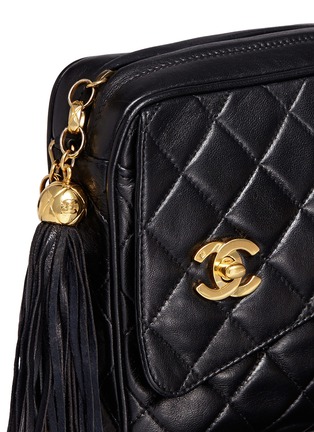  - VINTAGE CHANEL - Tassel charm quilted leather crossbody bag