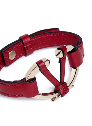 Detail View - Click To Enlarge - VALENTINO GARAVANI - Logo plate leather bracelet