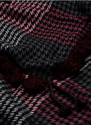 Detail View - Click To Enlarge - JANE CARR - 'The Nomadic Square' houndstooth lambswool scarf