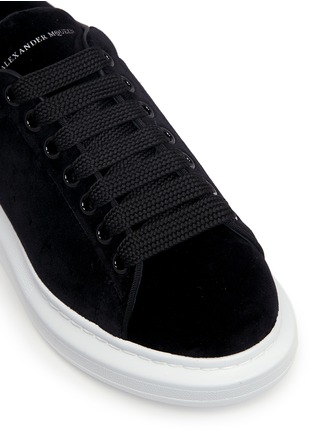 Detail View - Click To Enlarge - ALEXANDER MCQUEEN - 'Oversized Sneaker' in velvet with leather collar