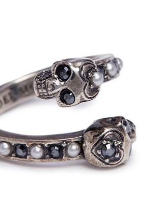 Detail View - Click To Enlarge - ALEXANDER MCQUEEN - Swarovski crystal faux pearl double skull swirl ring