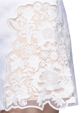 Detail View - Click To Enlarge - ALICE & OLIVIA - 'Marisa' guipure lace panel shorts