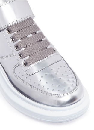Detail View - Click To Enlarge - ALEXANDER MCQUEEN - 'Oversized Sneaker' in metallic leather