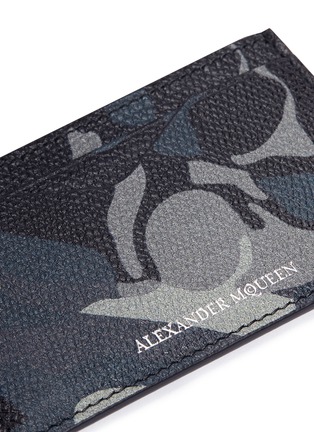 Detail View - Click To Enlarge - ALEXANDER MCQUEEN - Camouflage and skull print leather card holder