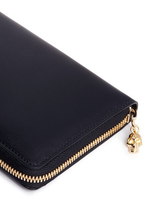 Detail View - Click To Enlarge - ALEXANDER MCQUEEN - Skull charm zip leather continental wallet