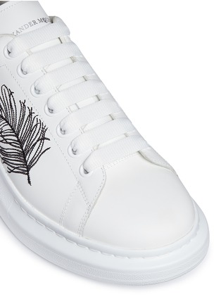 Detail View - Click To Enlarge - ALEXANDER MCQUEEN - 'Oversized Sneaker' in leather with feather embroidery