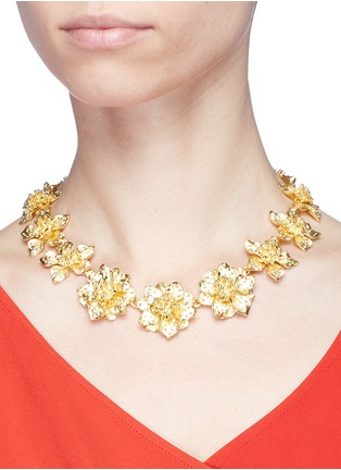 Figure View - Click To Enlarge - KENNETH JAY LANE - 3D floral choker