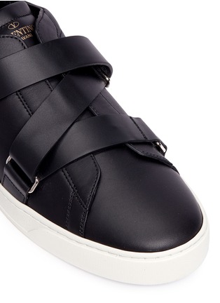 Detail View - Click To Enlarge - VALENTINO GARAVANI - 'V-Punk' crisscross strap leather sneakers