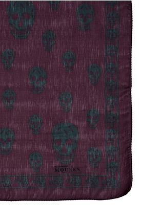 Detail View - Click To Enlarge - ALEXANDER MCQUEEN - Bi-colour classic skull silk scarf