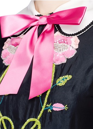 Detail View - Click To Enlarge - GUCCI - Bow neck floral embellished and tiger embroidered organza dress