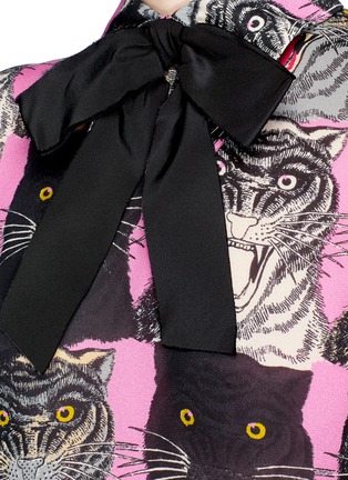 Detail View - Click To Enlarge - GUCCI - Bow neck tiger face crepe shirt