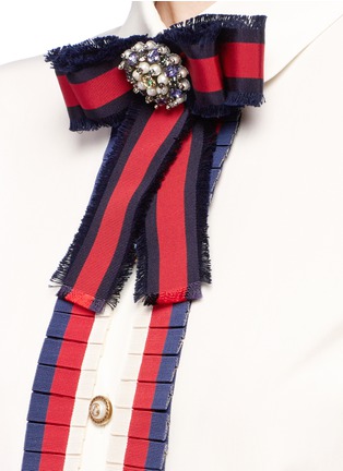Detail View - Click To Enlarge - GUCCI - Jewelled Web bow brooch GG pearl shirt