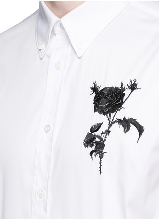Detail View - Click To Enlarge - ALEXANDER MCQUEEN - Rose embroidered short sleeve shirt