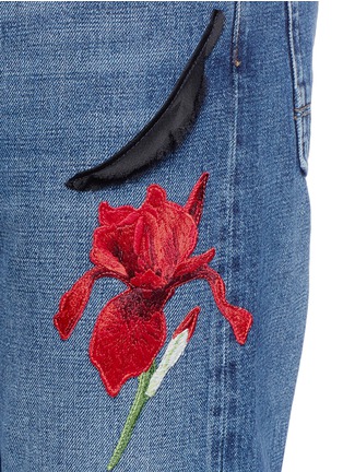 Detail View - Click To Enlarge - ALEXANDER MCQUEEN - Feather floral embroidered cropped jeans
