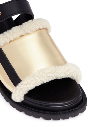 Detail View - Click To Enlarge - SACAI - Buckled leather and mirror shearling slide sandals