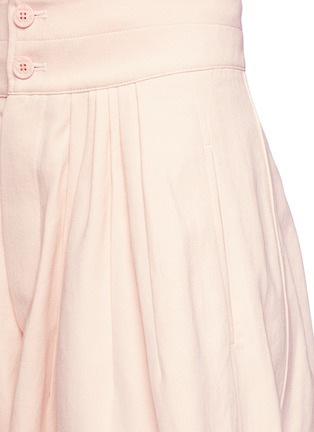 Detail View - Click To Enlarge - CHLOÉ - Pleated wide leg drill shorts