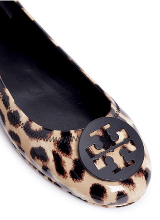 Detail View - Click To Enlarge - TORY BURCH - 'Minnie Travel' leopard print patent leather ballet flats