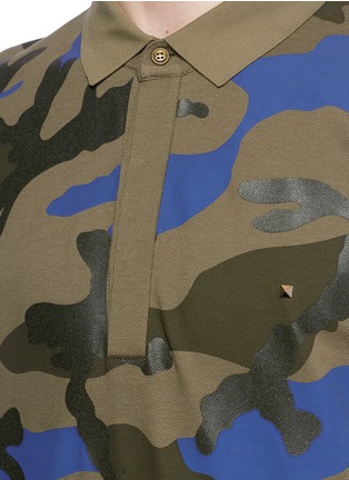 Detail View - Click To Enlarge - VALENTINO GARAVANI - Camouflage print polo shirt