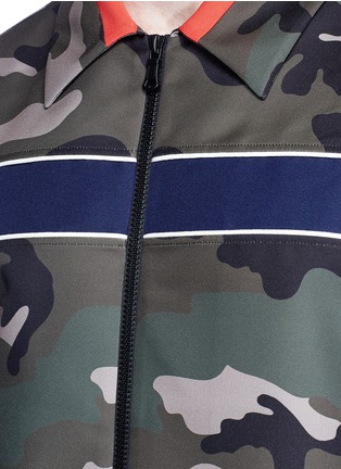 Detail View - Click To Enlarge - VALENTINO GARAVANI - Camouflage print coach jacket