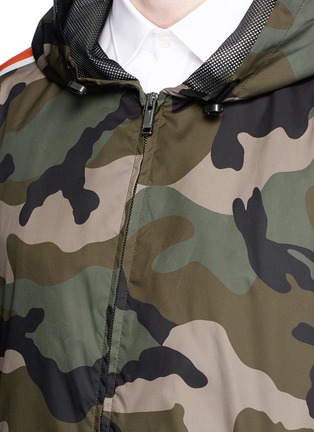 Detail View - Click To Enlarge - VALENTINO GARAVANI - Stripe sleeve camouflage print windbreaker jacket