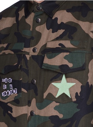 Detail View - Click To Enlarge - VALENTINO GARAVANI - x Jamie Reid slogan patch camouflage shirt jacket