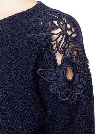 Detail View - Click To Enlarge - CHLOÉ - Floral lace shoulder Merino wool-cashmere sweater