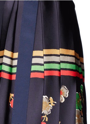 Detail View - Click To Enlarge - SACAI - Floral print pleated patchwork wrap skirt