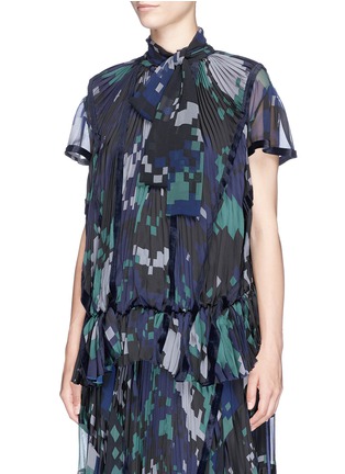 Front View - Click To Enlarge - SACAI - Digital camouflage print plissé pleated top
