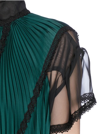 Detail View - Click To Enlarge - SACAI - Lace trim plissé pleated sateen dress