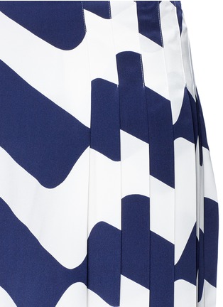 Detail View - Click To Enlarge - VICTORIA BECKHAM - Wave print pleated silk satin skirt