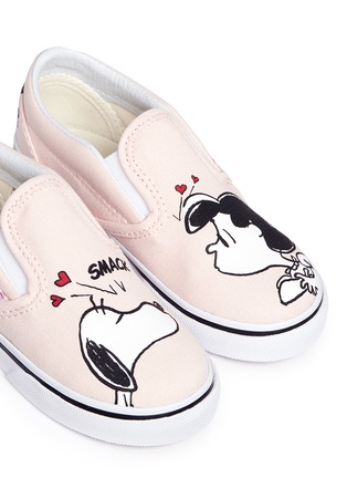 Detail View - Click To Enlarge - VANS - x Peanuts 'Classic Slip-on' Smack print toddler sneakers