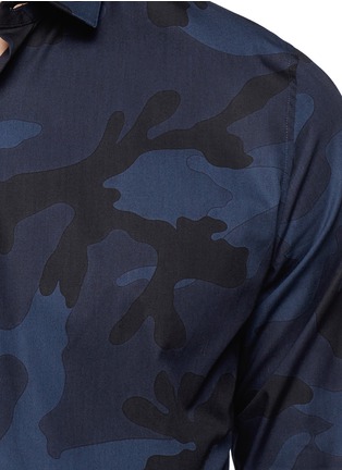 Detail View - Click To Enlarge - VALENTINO GARAVANI - Camouflage print cotton shirt