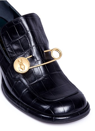 Detail View - Click To Enlarge - MULBERRY - Safety pin croc embossed leather loafer pumps