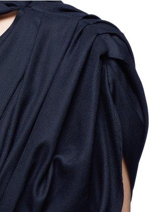 Detail View - Click To Enlarge - JACQUEMUS - Collar sash ruched contrast basketweave dress