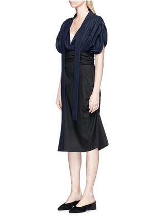 Front View - Click To Enlarge - JACQUEMUS - Collar sash ruched contrast basketweave dress