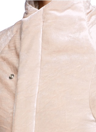 Detail View - Click To Enlarge - UNDERCOVER - Queen bee appliqué velvet cropped bomber jacket