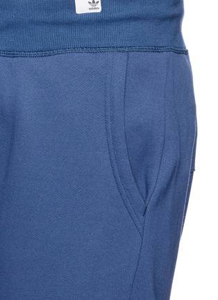 Detail View - Click To Enlarge - ADIDAS - 'XBYO' reflective print cropped sweatpants