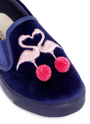Detail View - Click To Enlarge - SOPHIA WEBSTER - 'Kingston Flamingo' embroidered velvet toddler skate slip-ons