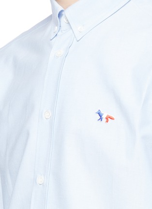 Detail View - Click To Enlarge - MAISON KITSUNÉ - Fox appliqué Oxford shirt