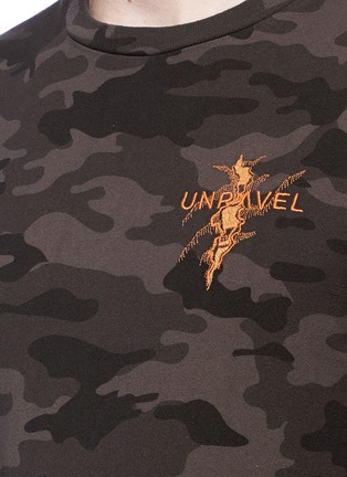 Detail View - Click To Enlarge - BEN TAVERNITI UNRAVEL PROJECT  - Logo embroidered camouflage print T-shirt