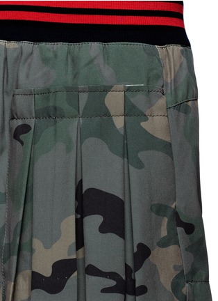 Detail View - Click To Enlarge - THE UPSIDE - 'Camo Agassi' pleated panel shorts