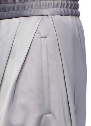 Detail View - Click To Enlarge - FENG CHEN WANG - Pleated satin jogging pants