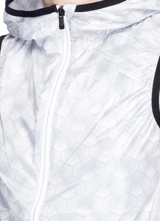 Detail View - Click To Enlarge - CALVIN KLEIN PERFORMANCE - Illusion print mesh back sleeveless windbreaker jacket