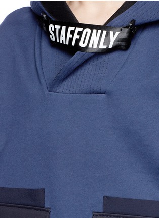Detail View - Click To Enlarge - STAFFONLY - 'Haylin' logo collar strap hoodie