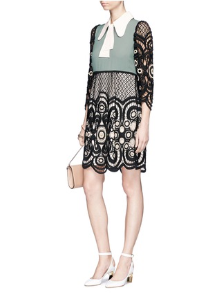 Figure View - Click To Enlarge - CHLOÉ - Pussybow cady panel swirl guipure lace dress