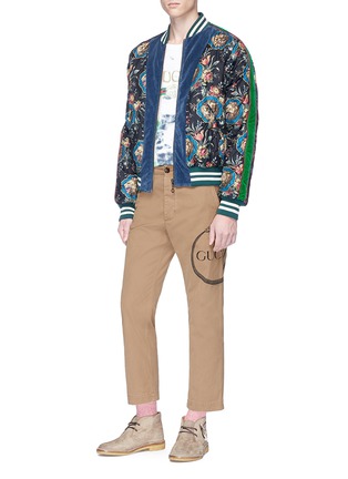 Figure View - Click To Enlarge - GUCCI - OUROBOROS LOGO PRINT HOPSACK CROPPED PANTS