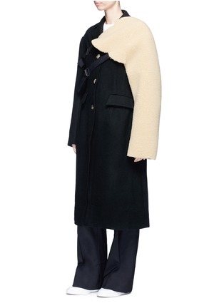 Figure View - Click To Enlarge - SHUSHU/TONG - Belted faux shearling sleeve