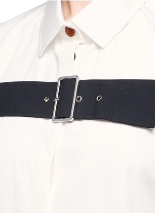Detail View - Click To Enlarge - SHUSHU/TONG - Cold shoulder belted Oxford shirt