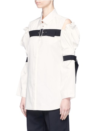 Front View - Click To Enlarge - SHUSHU/TONG - Cold shoulder belted Oxford shirt