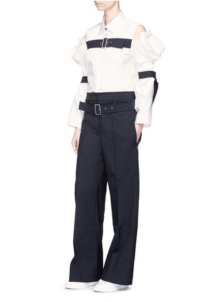 Figure View - Click To Enlarge - SHUSHU/TONG - Cold shoulder belted Oxford shirt